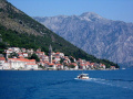 Perast na tle gór